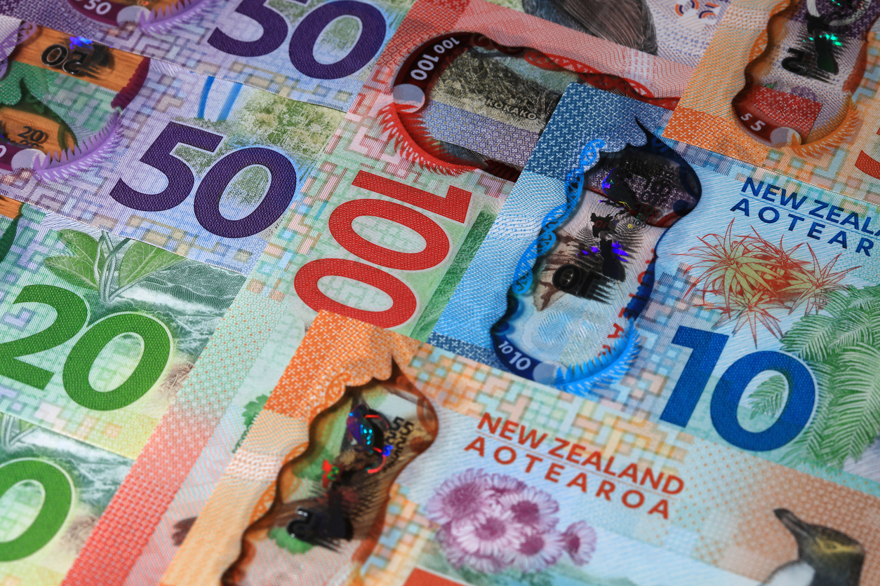 Kiwi Dives after RBNZ Hold, Dollar Staging a Comeback