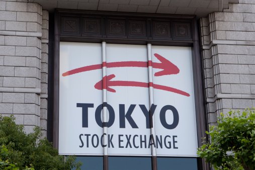 Nikkei rebounds on short covering, but downside threats remain