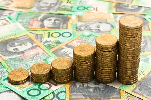 Dollar Climbs as Trump Targets Canada, But Aussie Outshines