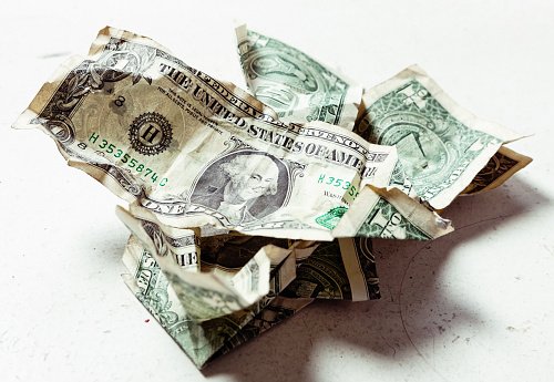 Dollar Drops on Renewed Tariff Risks as Trump Targets Japan, Swiss Franc Shines