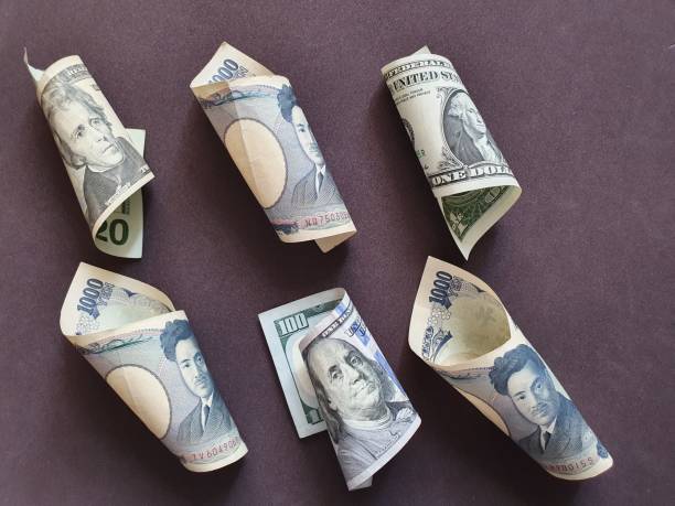 Dollar Stabilizes as Yields Find Footing, Yen Reverses After Early Strength