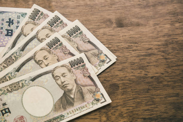 Yen Rebounds as BoJ Tilts Hawkish, Nikkei Retreats From Record