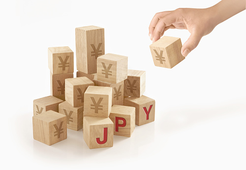 Markets Cautious at Quarter-End, Aussie and Yen Lead FX