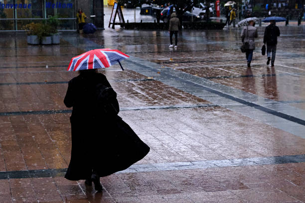 UK Long Bonds Lead Global Selloff, Sterling Slumps on Fiscal Worries
